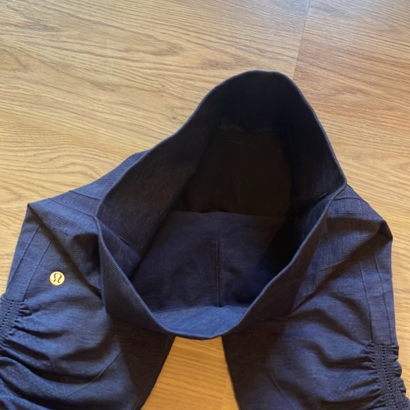 Lululemon Women’s Purple Capri Leggings, Size 6 - Picture 4 of 4